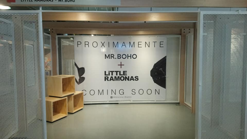 Decoración con vinilos de stand para exhibicion Decoración de un stand comercial usando vinilos personalizados para resaltar la imagen del cliente en una exhibición al público